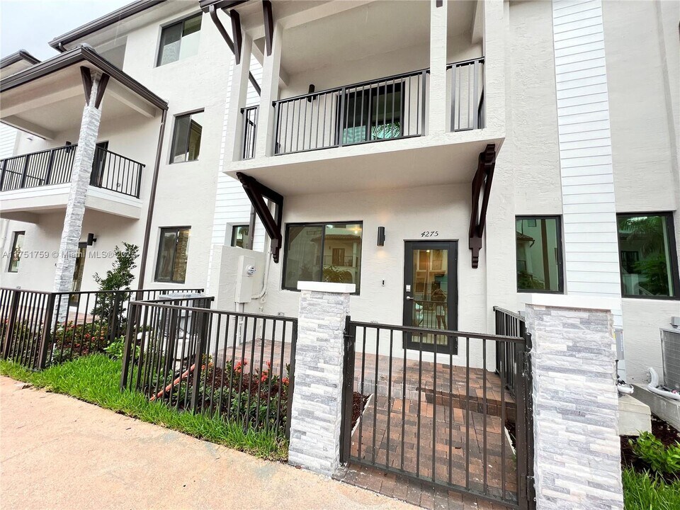4275 NW 83rd Ave in Doral, FL - Building Photo