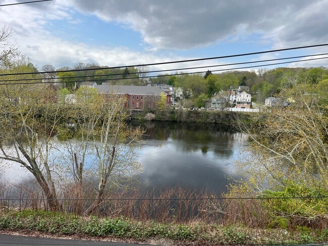 7 Rock St in Norwich, CT - Building Photo - Building Photo
