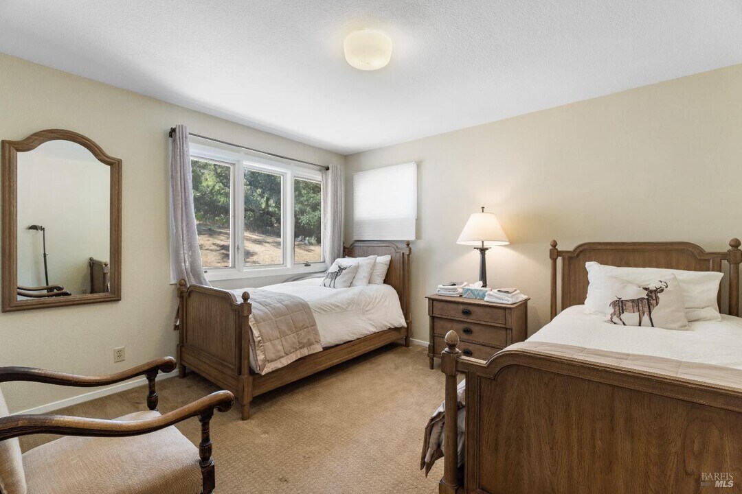 1345 W Dry Creek Rd in Healdsburg, CA - Foto de edificio