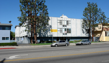 7107 Woodman Ave in Van Nuys, CA - Building Photo - Building Photo