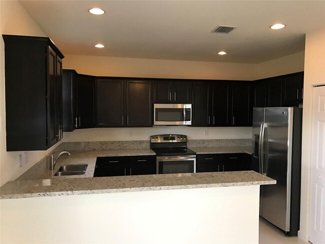 8806 NW 103rd Ave in Doral, FL - Building Photo - Building Photo