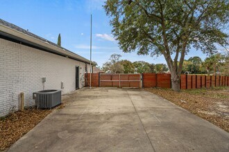 2187 Calle De Castelar in Navarre, FL - Foto de edificio - Building Photo