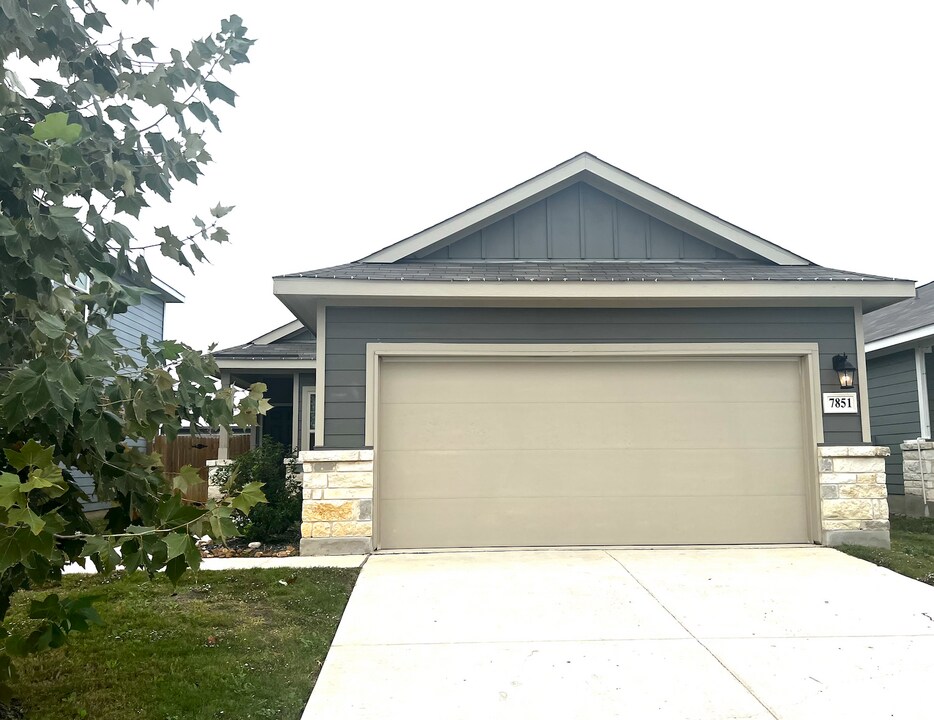 7851 Abbey Pl in San Antonio, TX - Building Photo