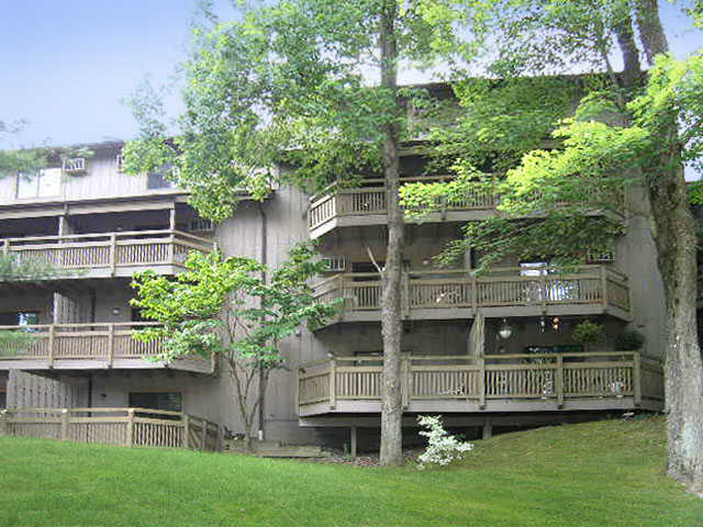 Pine Mill Ridge Apartments in Cuyahoga Falls, OH - Building Photo