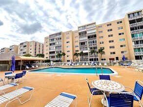 500 NE 12th Ave in Hallandale Beach, FL - Building Photo - Building Photo