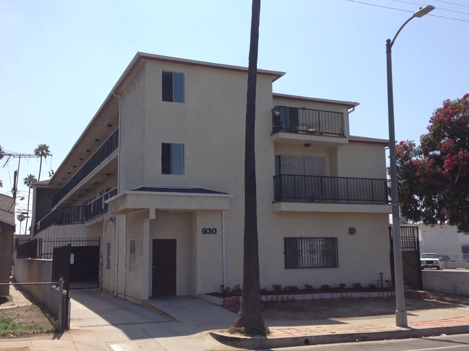 930 N Marine Ave in Wilmington, CA - Foto de edificio