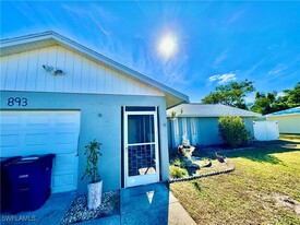 893 Ridgeway Dr in North Fort Myers, FL - Building Photo - Building Photo