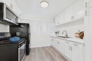 13060 Burbank Blvd. Apartments in Sherman Oaks, CA - Building Photo