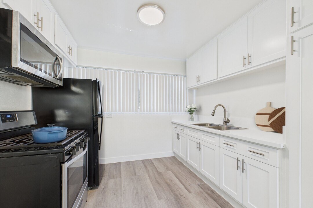 13060 Burbank Blvd. Apartments in Sherman Oaks, CA - Foto de edificio