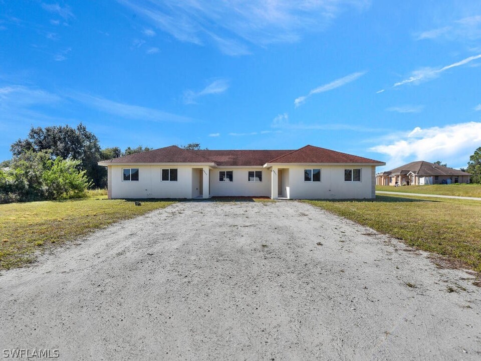 4461 26th St SW in Lehigh Acres, FL - Foto de edificio