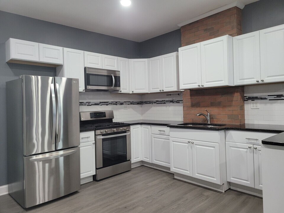 5100 Lorain Rd-Unit -Upper West (Apt. 2) in Cleveland, OH - Building Photo