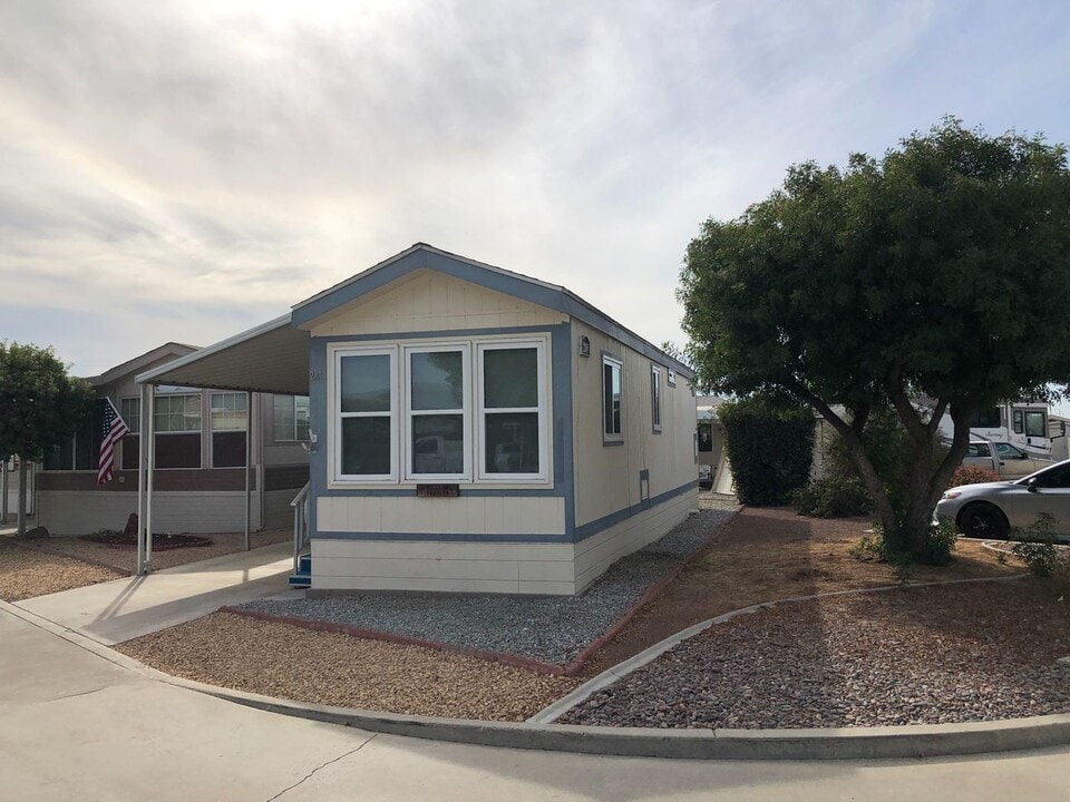 1295 S Cawston Ave in Hemet, CA - Building Photo
