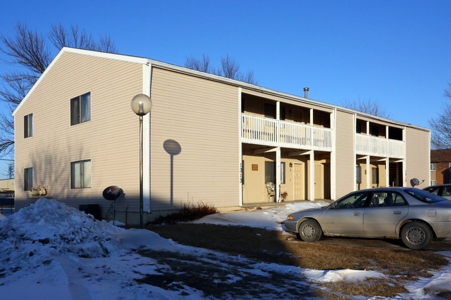 East Park Apartments in Indianola, IA - Building Photo - Building Photo