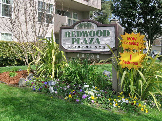 Redwood Plaza Apartments in Fremont, CA - Foto de edificio - Building Photo