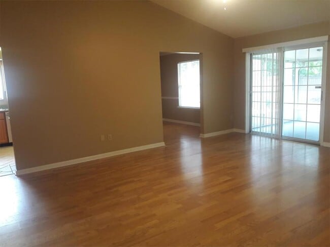 property at 2562 Eiffel Cir W