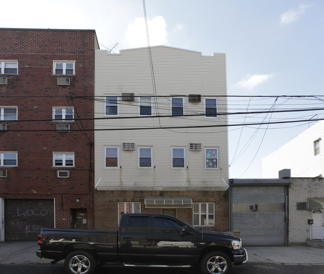 140 Frost St in Brooklyn, NY - Building Photo - Building Photo