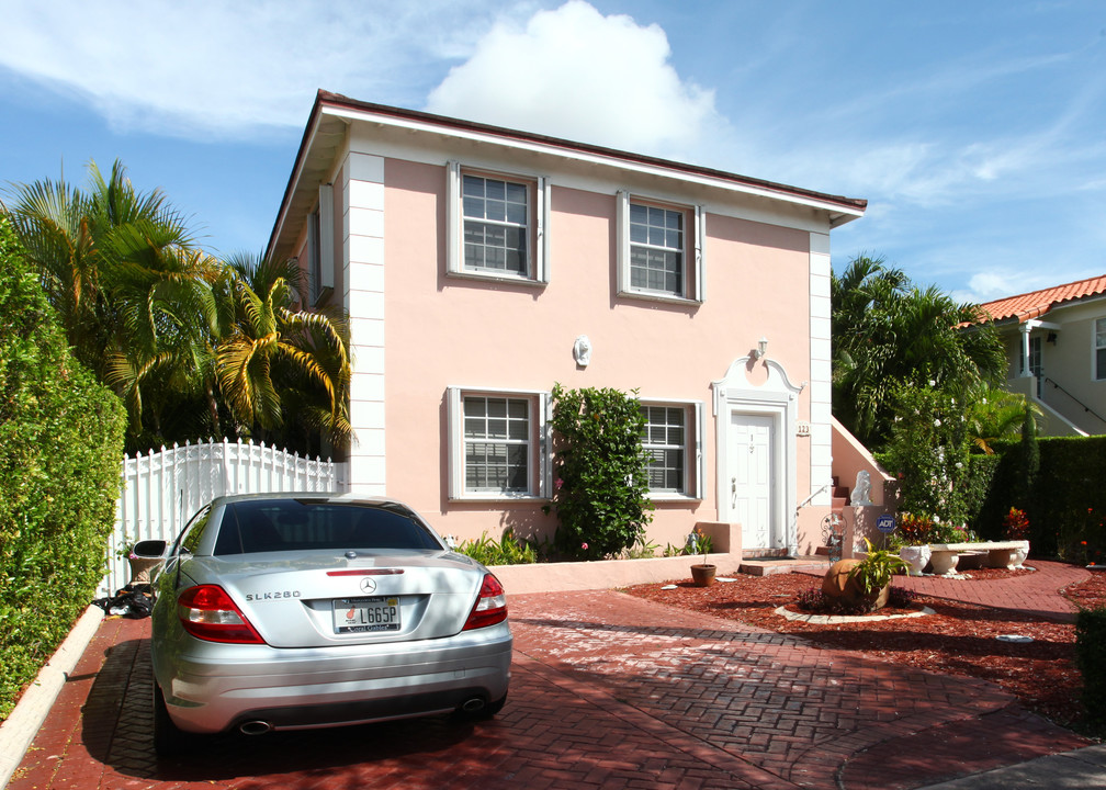 123 Salamanca Ave in Coral Gables, FL - Building Photo