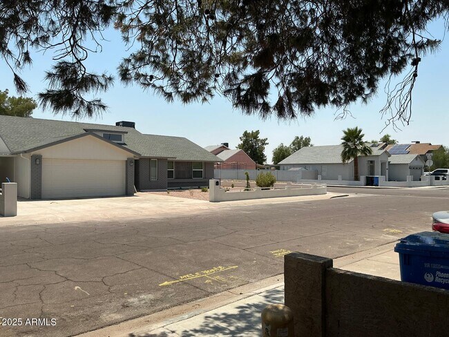 8837 W Highland Ave in Phoenix, AZ - Building Photo - Building Photo