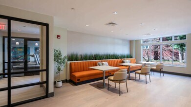 20 Watertown St, Unit 111 in Watertown, MA - Foto de edificio - Building Photo