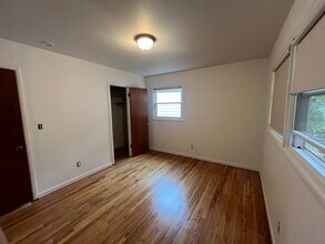 8624 SE Market St, Unit A in Portland, OR - Foto de edificio - Building Photo