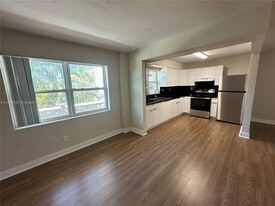 941 NE 170th St in Miami, FL - Building Photo