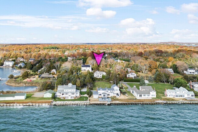 355 Midway Rd in Southold, NY - Building Photo - Building Photo