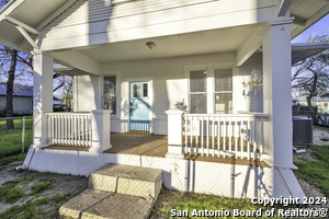 1108 N Flores St in San Antonio, TX - Building Photo - Building Photo