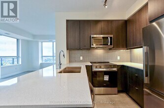 3270 Sheppard Ave E in Toronto, ON - Building Photo - Building Photo