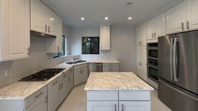 386 Entrada Dr in Santa Monica, CA - Building Photo - Building Photo