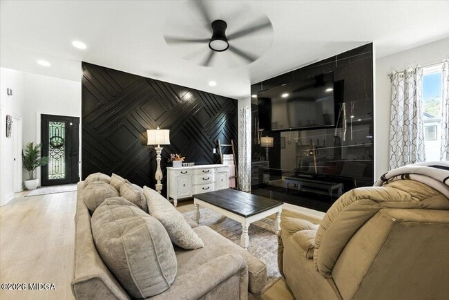 100 Lakeside Dr in Forsyth, GA - Building Photo - Building Photo