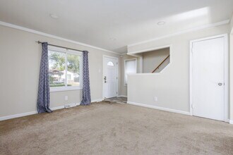 880 E Rowland Ave in Madison Heights, MI - Foto de edificio - Building Photo