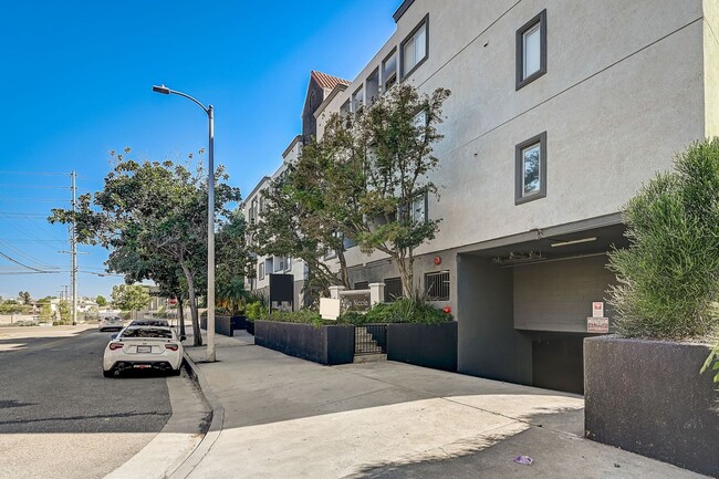 14900 Moorpark Street in Sherman Oaks, CA - Foto de edificio - Building Photo