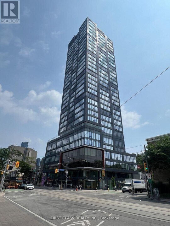 203 College St in Toronto, ON - Building Photo