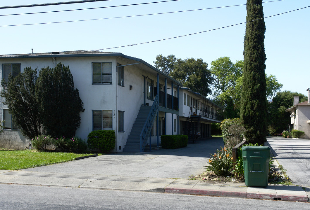 1726 Kentfield Ave in Redwood City, CA - Foto de edificio