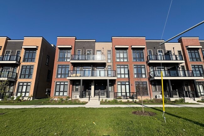 12868 Yonge St in Richmond Hill, ON - Building Photo - Building Photo