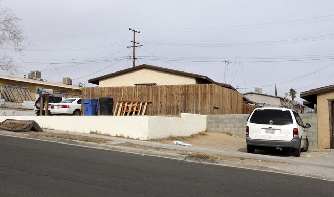 933-935 Navajo St in Barstow, CA - Foto de edificio - Building Photo