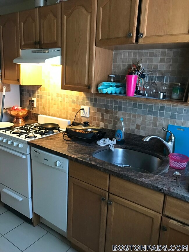 4 President Terrace, Unit 2 in Boston, MA - Foto de edificio - Building Photo