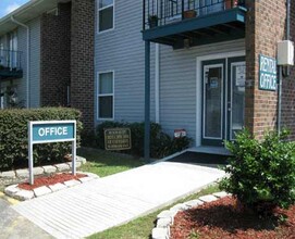 Lapalco Court in Harvey, LA - Foto de edificio - Building Photo