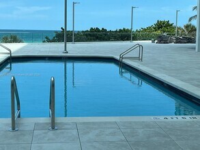7135 Collins Ave, Unit 605 in Miami, FL - Foto de edificio - Building Photo