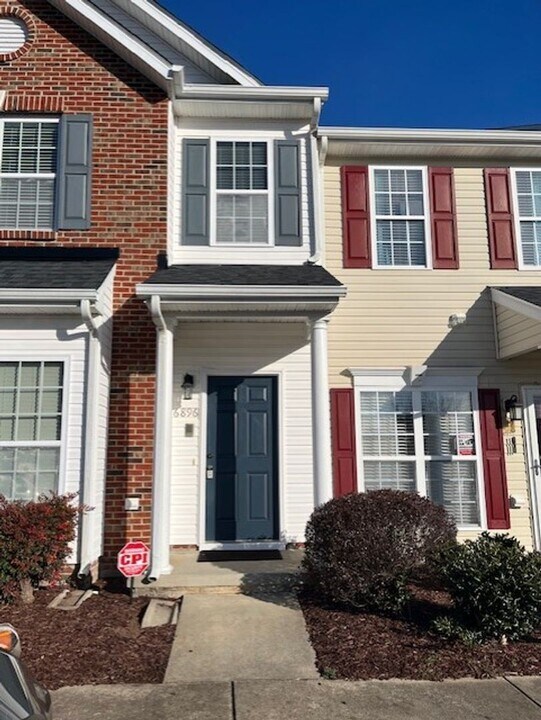 6896 Derby Run Dr in Whitsett, NC - Building Photo
