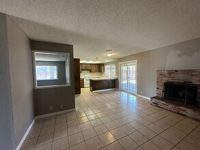 1175 E Edison St in Manteca, CA - Building Photo - Building Photo