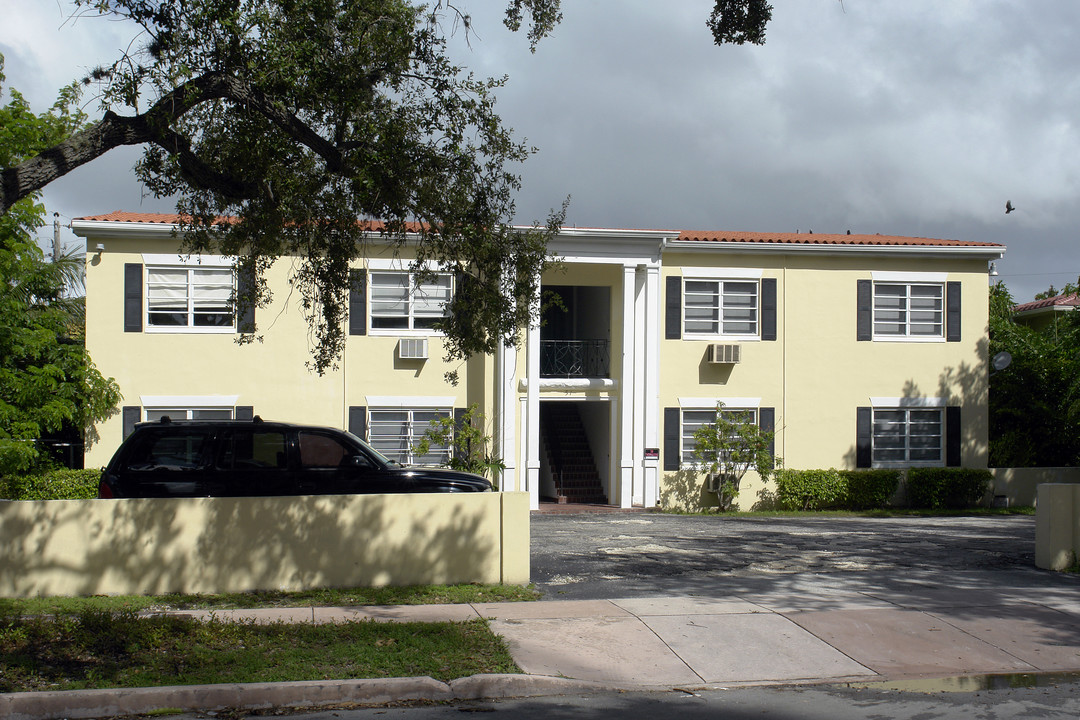 51 Edgewater Dr in Coral Gables, FL - Building Photo