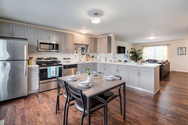 Lark West Lafayette Townhomes in West Lafayette, IN - Foto de edificio - Building Photo