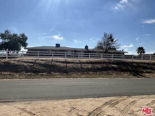 19125 Ottawa Rd in Apple Valley, CA - Building Photo - Building Photo