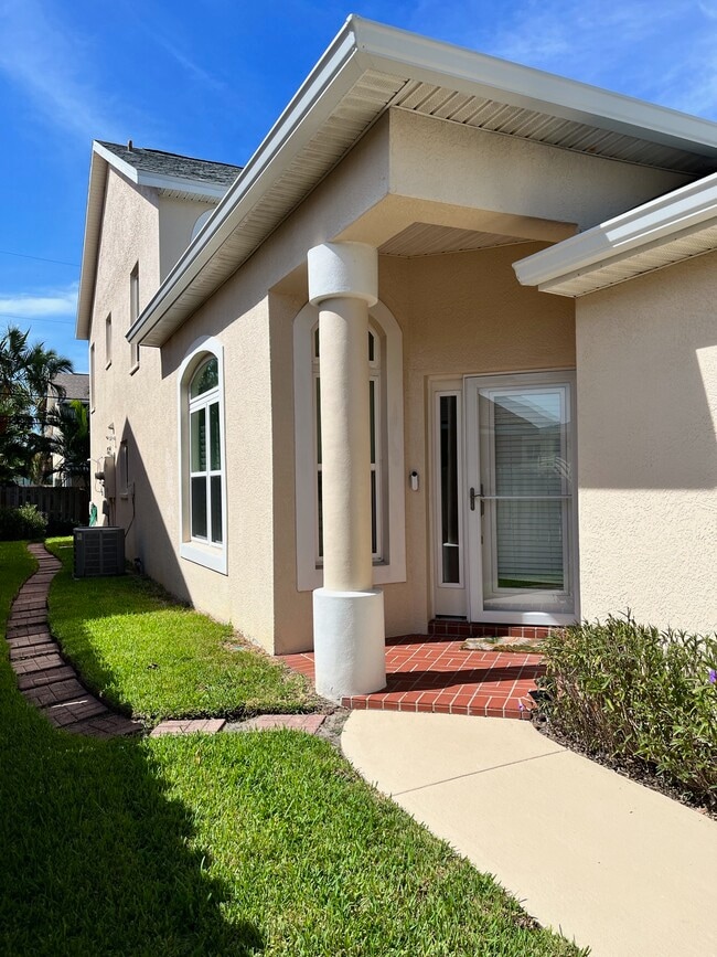 417 Jackson Ave in Cape Canaveral, FL - Foto de edificio - Building Photo