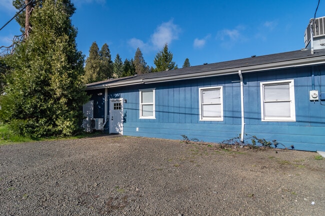 510 Geary Dr in Canyonville, OR - Foto de edificio - Building Photo