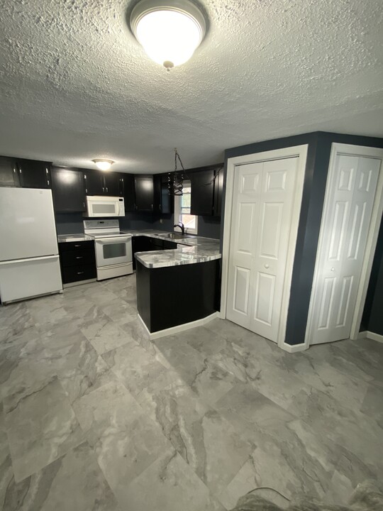 15 Bradley St, Unit 2nd floor in Naugatuck, CT - Building Photo