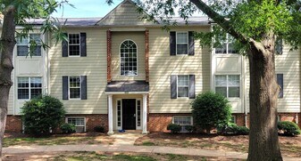 1356 Villa Way in Charlottesville, VA - Building Photo