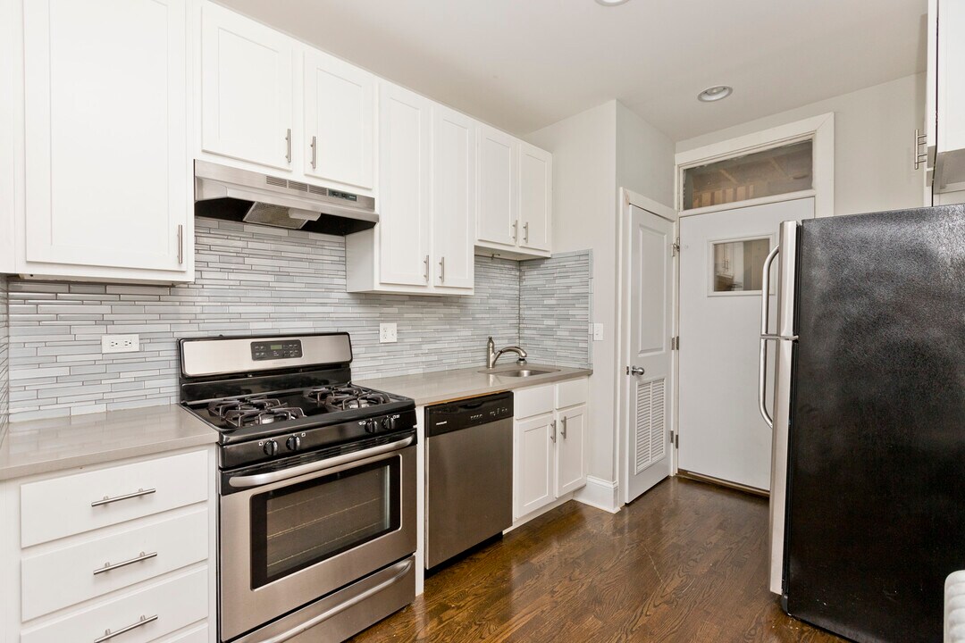 2209 W Foster Ave, Unit 3 in Chicago, IL - Building Photo