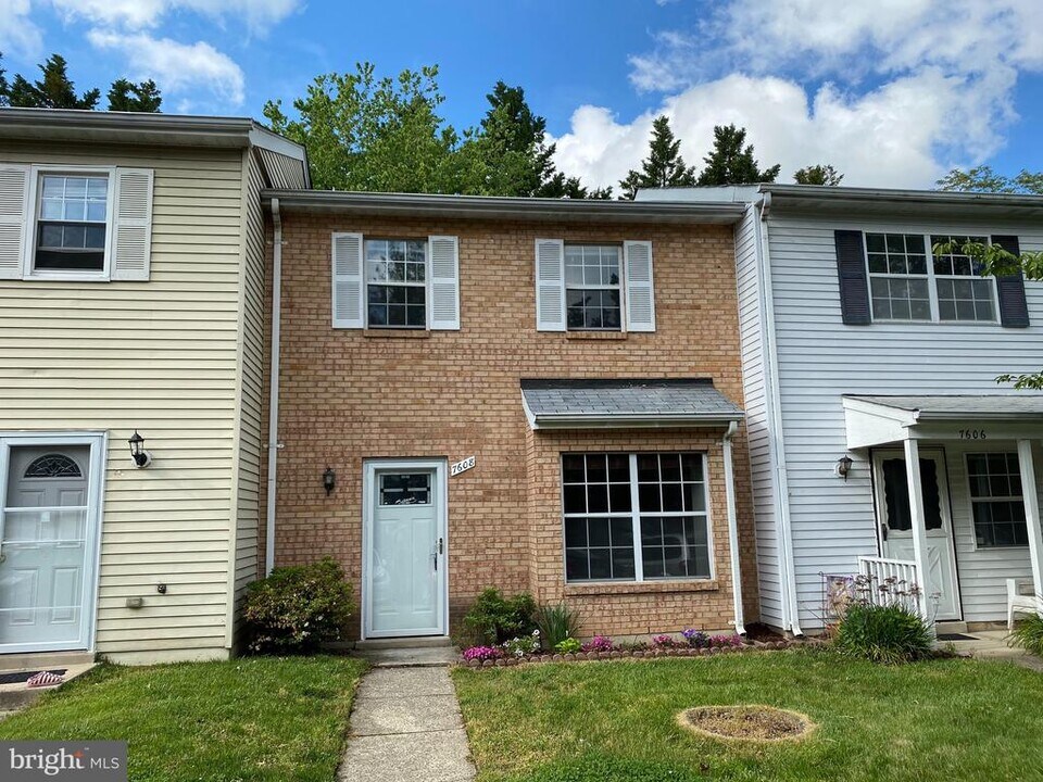 7608 Lee Landing Dr in Falls Church, VA - Building Photo